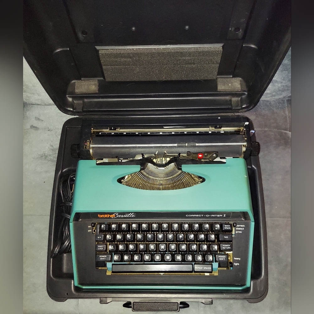 VINTAGE BROTHER CASSETTE CORRECT-O-RITER 1 PORTABLE ELECTRIC TYPEWRITER W/ CASE